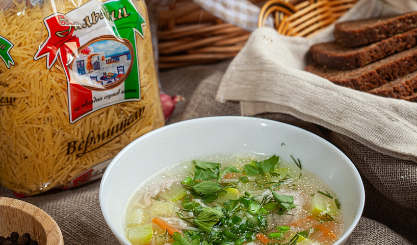 Куриный суп с кабачком и вермишелью "Паутинкой"