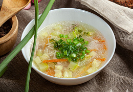 Куриный суп с кабачком и вермишелью "Паутинкой"